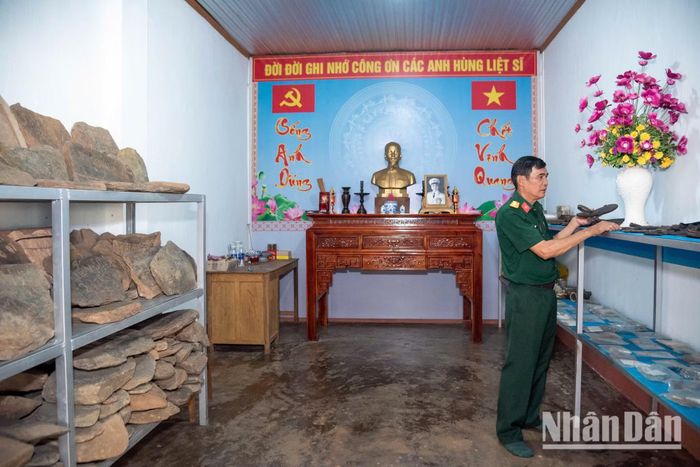 Đây là nơi lưu giữ hàng trăm di vật được tìm thấy cùng hài cốt liệt sĩ trong hơn 20 năm qua. Mỗi kệ tủ là một chương hồi lịch sử, nơi những đồ vật đã cũ rỉ, méo mó, hao mòn tưởng chừng như vô tri, nhưng lại là nhịp cầu kết nối giữa quá khứ với hiện tại.