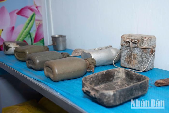 Chiếc bi-đông hoen gỉ khắc tên người lính với những dòng chữ khắc vội, được tìm thấy tại mặt trận cũ, mang theo hy vọng trả lại danh tính cho anh.