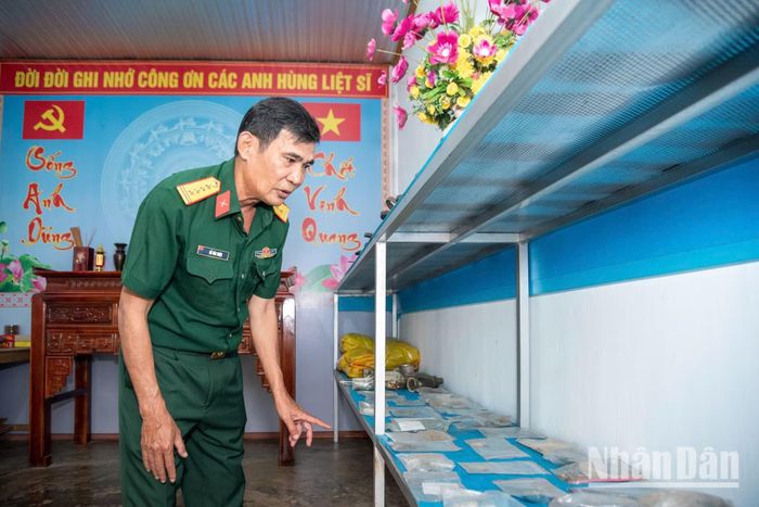 Để tìm kiếm hài cốt các liệt sĩ, các chiến sĩ của Đội K51 phải băng qua những vùng địa hình hiểm trở, tìm đến những chiến trường xưa hiện đã bị rừng rậm che phủ. Cuộc hành trình này đòi hỏi sự kiên trì, tỉ mỉ trong từng bước chân "truy vết".