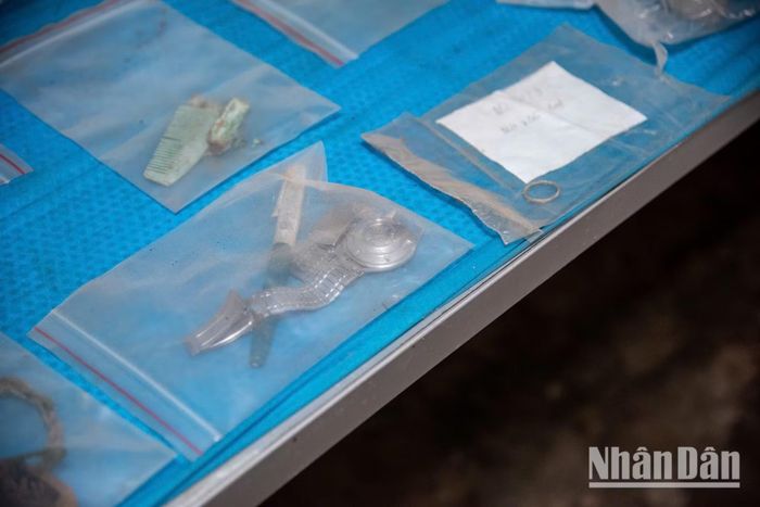 Ngoài những chiếc lược ngà mang theo từ ngày đầu ra chiến trận, trong những phút giải lao, người lính đã tỉ mẩn gọt giũa mảnh nhôm xác máy bay địch thành chiếc lược nhỏ. Kỷ vật ấy mang theo lời hứa về ngày hòa bình sẽ mang về tặng mẹ, tặng vợ, nhưng mãi mãi anh đã không thể thực hiện.