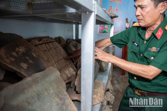 Một hình ảnh đầy xúc động tại Nhà truyền thống là những tấm bia đá núi được các gia đình liệt sĩ gửi lại cho Đội K51, với mong muốn những kỷ vật từng gắn bó với người lính tại nơi an nghỉ cũ sẽ trở thành tư liệu quý giá, giúp thế hệ mai sau thấu hiểu sự khốc liệt của chiến tranh và lòng biết ơn sâu sắc.