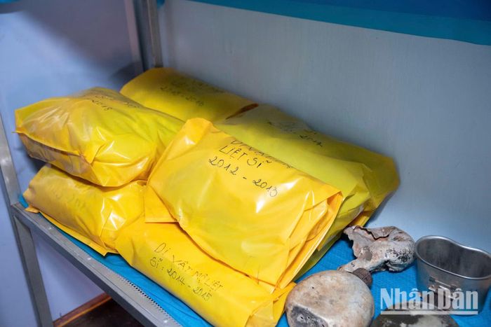 Tấm nilon xanh đen gói ghém hài cốt là minh chứng rõ nhất cho việc đây là mộ liệt sĩ của quân đội ta. Dù xương cốt có thể không còn nguyên vẹn hay hòa vào trong đất, nhưng bao sĩ tử vẫn bền bỉ tồn tại như một lời khẳng định về danh tính người nằm xuống.