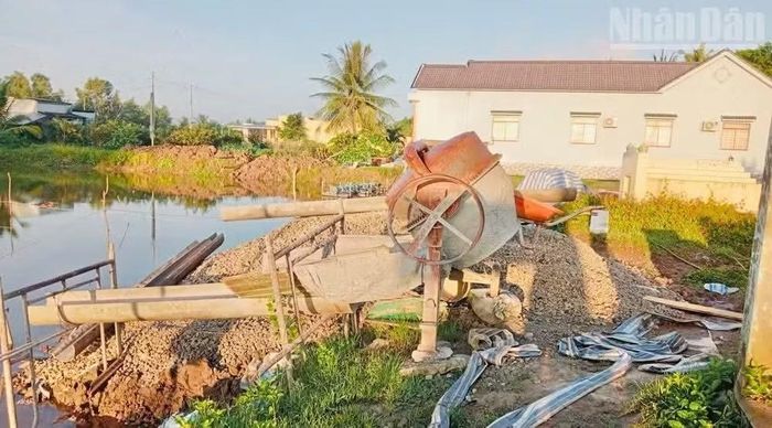 Nước xi-măng và nước bẩn gây ô nhiễm diện tích nuôi tôm của người dân, làm tôm thẻ nuôi bán công nghiệp bị chết. (Ảnh: TRỌNG DUY)