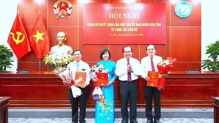 Phó Chủ tịch Ủy ban nhân dân tỉnh Cà Mau Nguyễn Minh Luân (thứ 2 từ phải qua) trao Quyết định bổ nhiệm cho tân Phó Giám đốc các Sở. (Ảnh: HỒNG NHUNG)