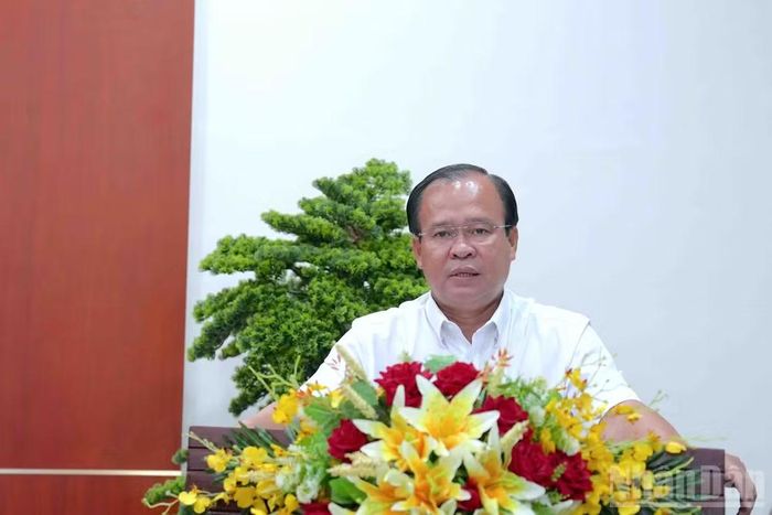 Phó Chủ tịch Ủy ban nhân dân tỉnh Cà Mau Nguyễn Minh Luân phát biểu giao nhiệm vụ cho các đồng chí vừa được điều động, bổ nhiệm. (Ảnh HỮU TÙNG).