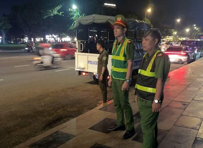 Công an phường Vũng Tàu tuần tra công khai. (Ảnh: Công an phường Vũng Tàu cung cấp)