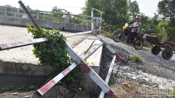 Cầu Kênh Năng chưa có đường dẫn 2 bên cầu khiến cho việc đi lại của nhân dân gặp nhiều khó khăn.