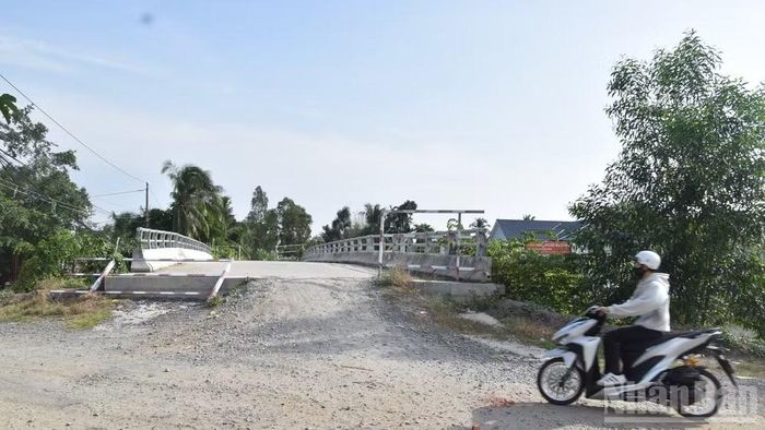 Cầu Kênh Năng chưa có đường dẫn lên cầu.
