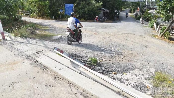 Người dân qua lại cầu Kênh Năng bằng xe mô-tô.