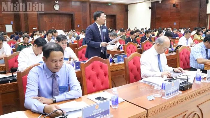 Giám đốc Sở Tài chính tỉnh Đắk Lắk Cao Đình Huy báo cáo về kế hoạch và kịch bản tăng trưởng giai đoạn 2026-2030 tại kỳ họp.