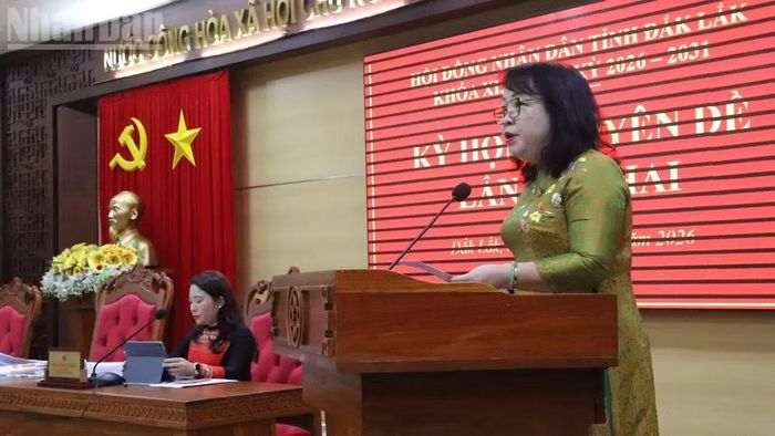 Phó Bí thư Thường trực Tỉnh ủy, Chủ tịch Hội đồng nhân dân tỉnh Đắk Lắk Cao Thị Hòa An phát biểu tại kỳ họp.
