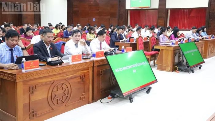 Các đại biểu dự kỳ họp.