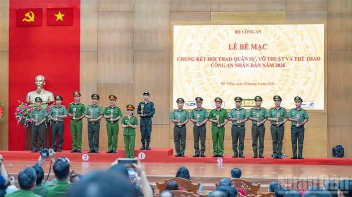 Các tập thể, cá nhân có thành tích xuất sắc nhận giải thưởng tại buổi lễ.