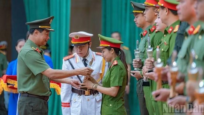 Các tập thể, cá nhân có thành tích xuất sắc nhận giải thưởng tại buổi lễ.