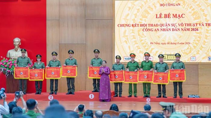 Các tập thể, cá nhân có thành tích xuất sắc nhận giải thưởng tại buổi lễ.