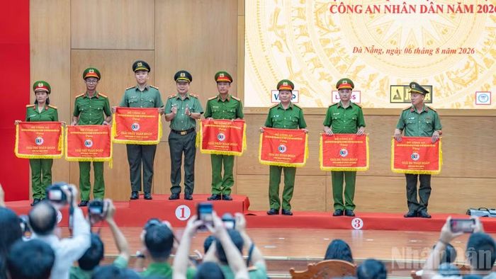 Các tập thể, cá nhân có thành tích xuất sắc nhận giải thưởng tại buổi lễ.