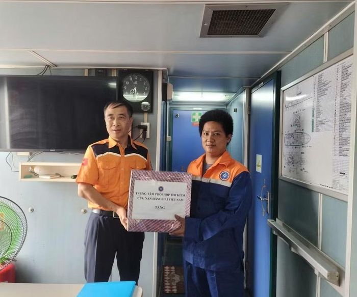 Bàn giao 30 ngư dân tàu QNg 95157 TS cho gia đình và cơ quan chức năng. (Ảnh: Cục Hàng hải và Đường thủy Việt Nam)