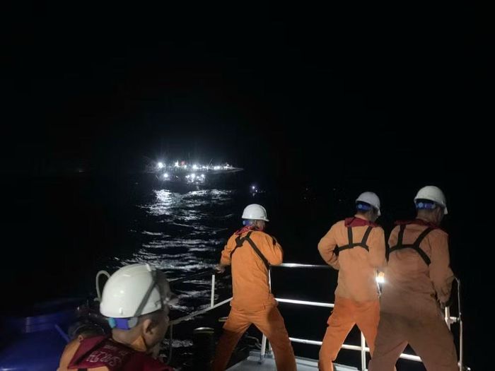 Lực lượng chuyên ngành tìm kiếm cứu nạn hàng hải tiếp cận tàu bị nạn QNg 95157 TS. (Ảnh: Cục Hàng hải Việt Nam)