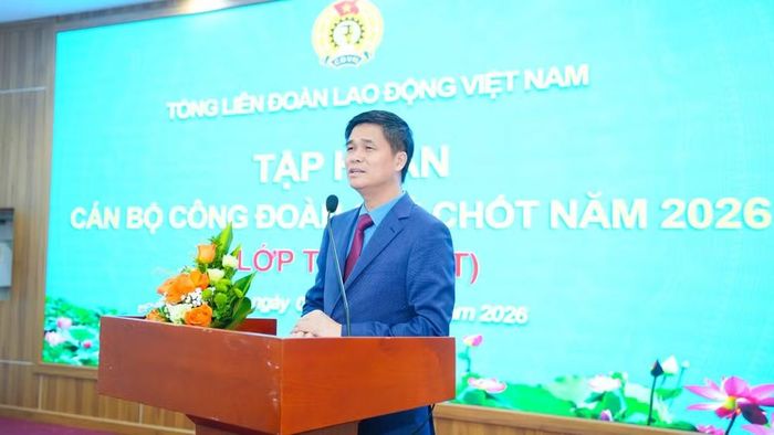 Phó Chủ tịch Thường trực Tổng Liên đoàn Lao động Việt Nam Ngọ Duy Hiểu phát biểu khai mạc. (Ảnh: CHÁNH NGUYỄN)