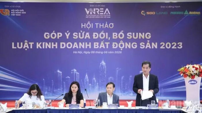 Tiến sĩ Nguyễn Văn Đính, Phó Chủ tịch Hiệp hội Bất động sản Việt Nam, Chủ tịch Hội Môi giới Bất động sản Việt Nam điều hành thảo luận. (Ảnh: HNV)