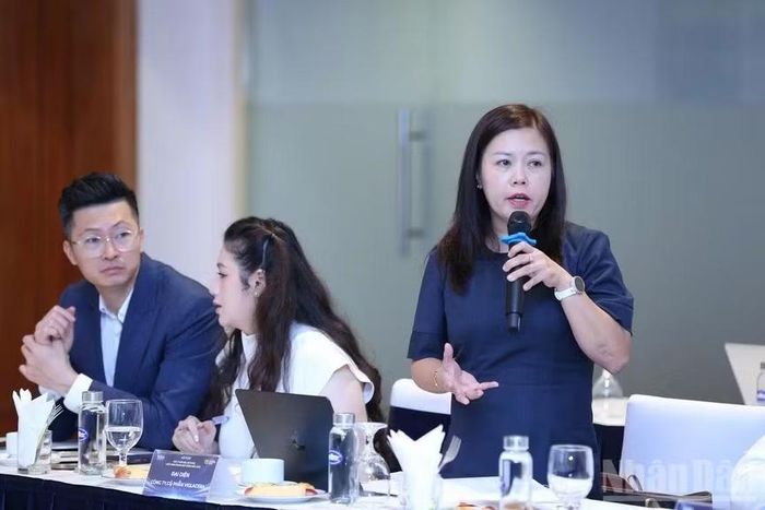 Đại diện Viglacera thông tin tại hội thảo. (Ảnh: HNV)