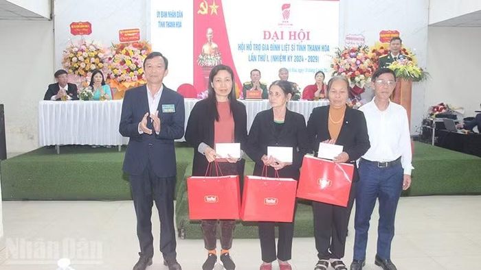 Hội hỗ trợ gia đình liệt sĩ tặng quà cho các gia đình người có công ở Thanh Hóa. ( Ảnh: Mai Luận)