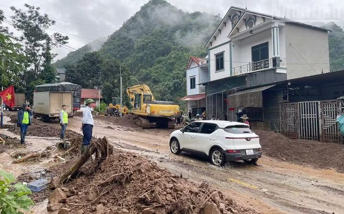 Đêm 5/8, mưa to kéo dài đã gây sạt lở và gây ách tách tuyến quốc lộ đoạn qua xã Muổi Nọi, tỉnh Sơn La. (Ảnh: QUỐC TUẤN-QUỲNH LIÊN)