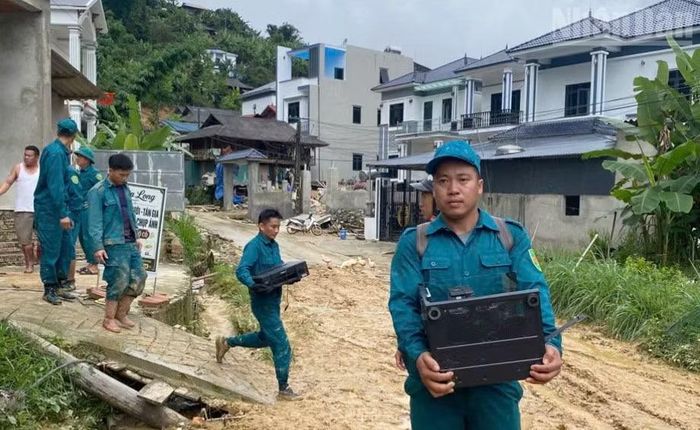 Xã Muổi Nọi đã tổ chức sơ tán, di dời khẩn cấp người dân và tài sản tại 3 điểm có nguy cơ cao xảy ra ngập lụt, sạt lở đất tại bản Bon, bản Phặng, bản Lẩy. (Ảnh: QUỐC TUẤN-QUỲNH LIÊN)