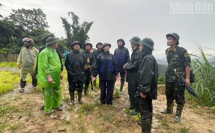 Đoàn công tác của tỉnh Sơn La và xã Muổi Nọi trực tiếp kiểm tra, chỉ đạo việc di chuyển các hộ dân ra khỏi khu vực nguy hiểm tại bản Lẩy. (Ảnh: QUỐC TUẤN-QUỲNH LIÊN)