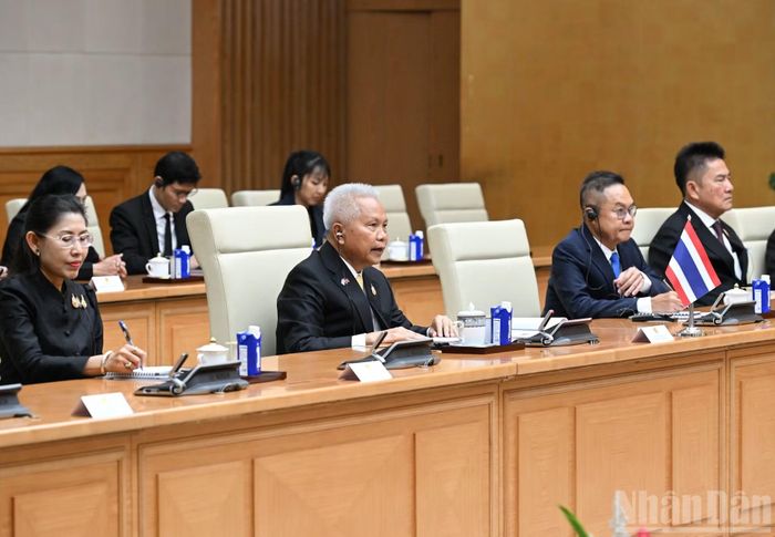 Chủ tịch Quốc hội kiêm Chủ tịch Hạ viện Vương quốc Thái Lan Sophon Zaram và các thành viên hội kiến với Thủ tướng Lê Minh Hưng.