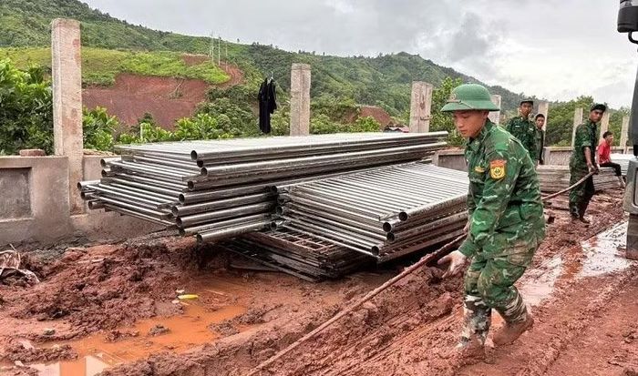 Các công đoạn xây dựng, hoàn thiện Trường nội trú liên cấp Quảng Lâm đều có sự chung sức của cán bộ, chiến sĩ Đồn Biên phòng Na Cô Sa.