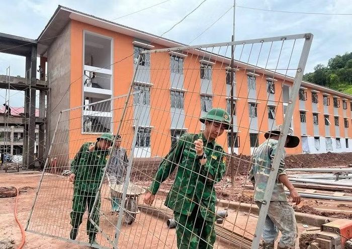 ... chiến sĩ biên phòng Điện Biên vận chuyển vật liệu tại trường nội trú liên cấp Quảng Lâm.