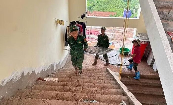 ...góp sức trong công đoạn vận chuyển vật liệu.