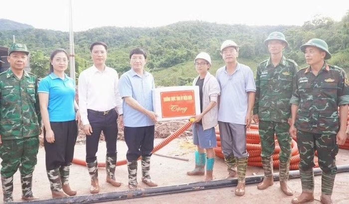 Đồng chí Mùa A Vảng, Ủy viên dự khuyết Trung ương Đảng, Phó Bí thư Tỉnh ủy, Chủ tịch Ủy ban Mặt trận Tổ quốc Việt Nam tỉnh Điện Biên thăm, tặng quà cán bộ, chiến sĩ biên phòng và các đơn vị đang nỗ lực xây dựng, hoàn thiện Trường nội trú liên cấp Sín Thầu.