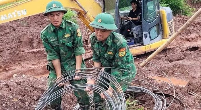Rất nhiều việc nặng nhưng mỗi chiến sĩ bộ đội biên phòng đều nỗ lực thực hiện.