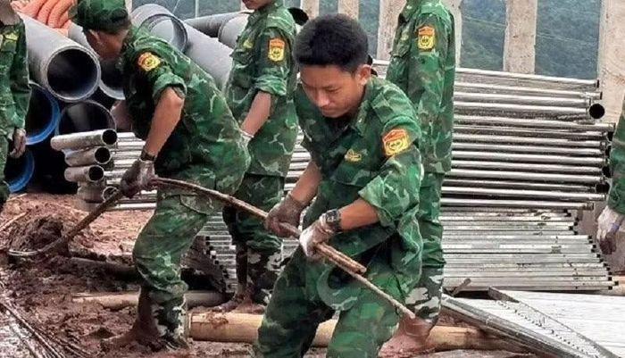 Các chiến sĩ Bộ đội Biên phòng Điện Biên nỗ lực thực hiện nhiệm vụ hỗ trợ xây dựng Trường nội trú liên cấp ở biên giới.