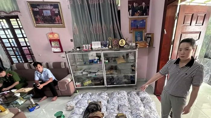 Lực lượng Công an thu giữ số lượng lớn thuốc Đông y và máy móc, phương tiện sản xuất. (Ảnh: Công an Thành phố Hà Nội)
