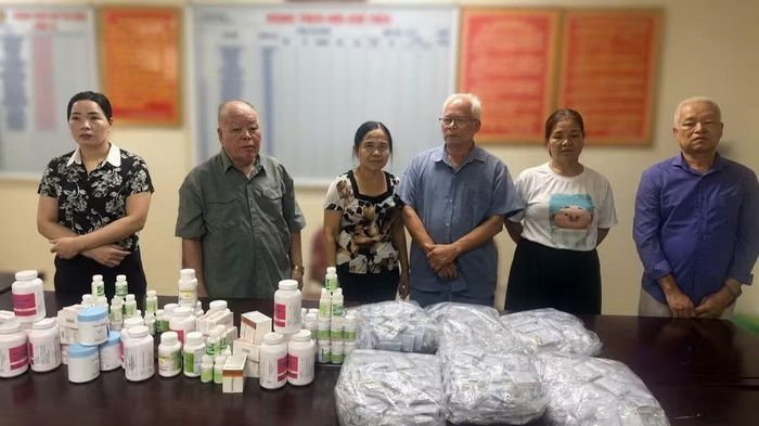 Các đối tượng cùng số thuốc hóa dược, tân dược và sản phẩm thuốc Đông y. (Ảnh: Công an Thành phố Hà Nội)