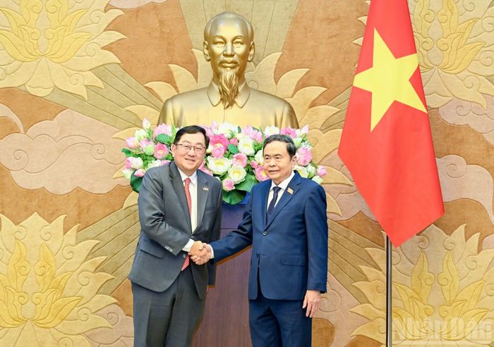 Chủ tịch Quốc hội Trần Thanh Mẫn chúc mừng Đại sứ Malaysia Tan Yang Thai hoàn thành nhiệm kỳ công tác tại Việt Nam. (Ảnh: DUY LINH)