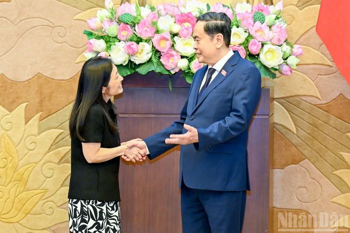  Chủ tịch Quốc hội Trần Thanh Mẫn chúc mừng Đại sứ Hoa Kỳ Jennifer Wicks nhân dịp bắt đầu nhiệm kỳ công tác tại Việt Nam. (Ảnh: DUY LINH) 