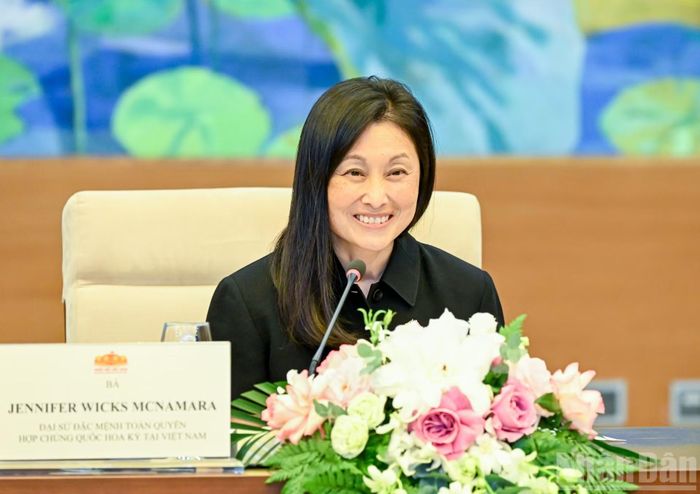 Đại sứ Hoa Kỳ tại Việt Nam Jennifer Wicks phát biểu tại cuộc tiếp. (Ảnh: DUY LINH)
