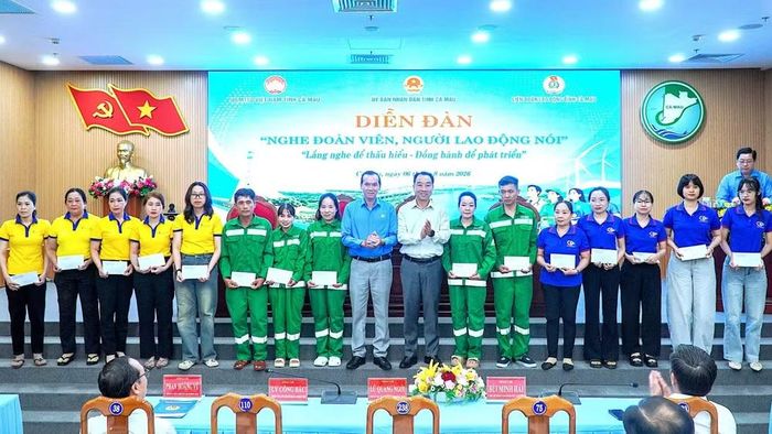 Lãnh đạo tỉnh Cà Mau tặng quà cho các đoàn viên, người lao động có hoàn cảnh khó khăn trong cuộc sống. (Ảnh: HOÀN THÀNH)