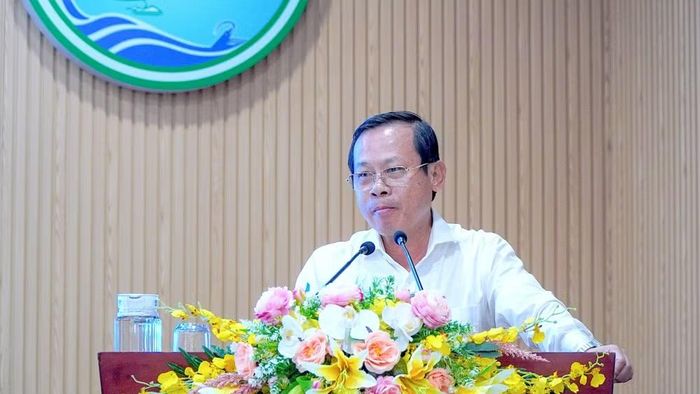 Phó Giám đốc Bảo hiểm Xã hội tỉnh Cà Mau Trịnh Trung Kiên giải đáp thắc mắc đặt ra của đoàn viên, người lao động tại diễn đàn. (Ảnh: HOÀN THÀNH)