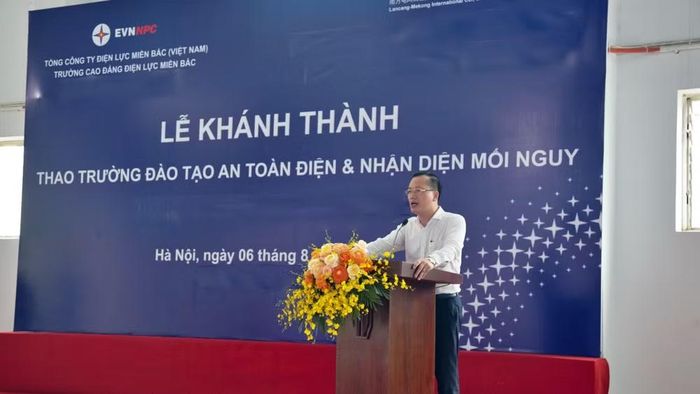 Phó Giáo sư Bùi Xuân Hồi - Hiệu trưởng Trường cao đẳng Điện lực miền bắc.