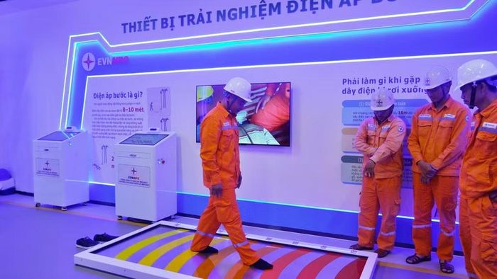 Khu vực trải nghiệm điện áp bước. (Ảnh: LÊ CHI)