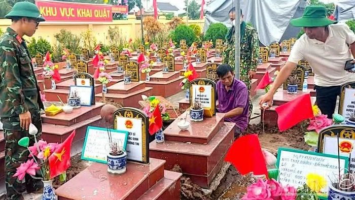 Các tổ lấy mẫu hài cốt chạy đua với thời gian, bất kể mưa nắng.
