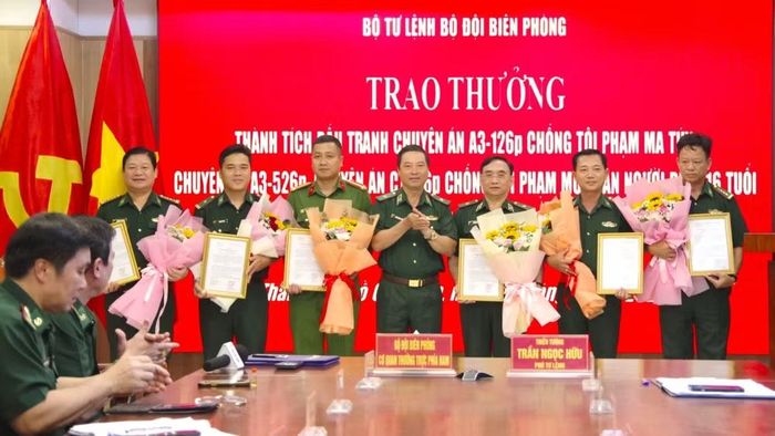 Thiếu tướng Trần Ngọc Hữu, Phó Tư lệnh Bộ đội Biên phòng trao thưởng của Bộ Quốc phòng cho các đơn vị. (Ảnh: LÊ KHOA)