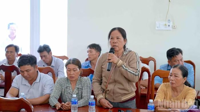 Bà Huỳnh Thị Thùy (ấp Trí Lực, xã Trí Phải, tỉnh Cà Mau) nêu lên tình cảnh khó khăn khi Công ty Toàn Cầu nợ nần kéo dài. (Ảnh: HỮU TÙNG)