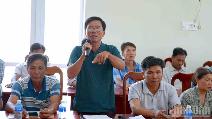 Ông Nguyễn Văn Phúc (ngụ ấp 6, xã Trí Phải) nêu bức xúc việc Công ty Toàn Cầu chây ì nợ nần mua lúa tại cuộc họp ngày 23/7/2026. (Ảnh: HỮU TÙNG)