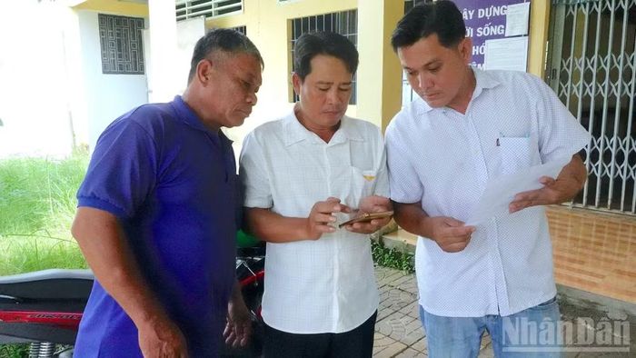 Nhà nông xã Trí Phải (tỉnh Cà Mau) tính toán số công nợ mua lúa mà Công ty Toàn Cầu hứa lần hứa lựa nhưng chưa trả. (Ảnh: HỮU TÙNG)